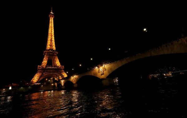 Hình ảnh Tháp Eiffel trước Giờ trái đất ở Paris, Pháp vào ngày 25/3/2017. Ảnh: REUTERS / Philippe Wojazer