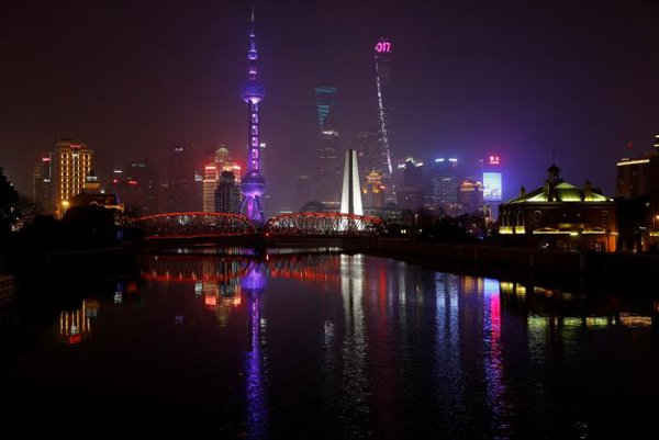 Hình ảnh Bến Thượng Hải bên bờ sông Hoàng Phố trước giờ Trái Đất ở Thượng Hải, Trung Quốc vào ngày 25/3/2017. Ảnh: REUTERS / Aly Song