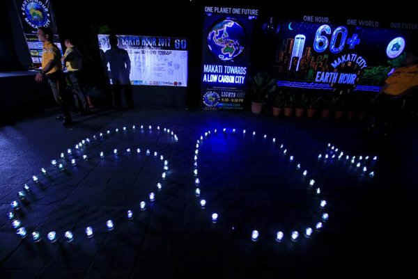 Những chiếc đèn tạo thành số 60, tượng trưng cho Giờ Trái đất 60 phút ở thành phố Makati, Manila, Philippines vào ngày 25/3/2017. Ảnh: REUTERS / Romeo Ranoco
