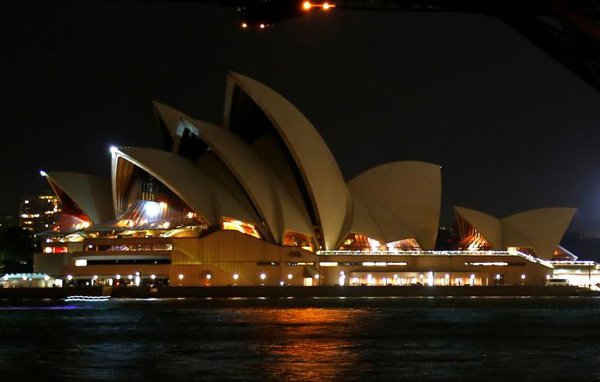 Nhà hát Opera Sydney trong Lễ kỷ niệm lần thứ 10 Giờ Trái đất ở Sydney, Úc, ngày 25/3/2017. Ảnh: REUTERS / David Gray
