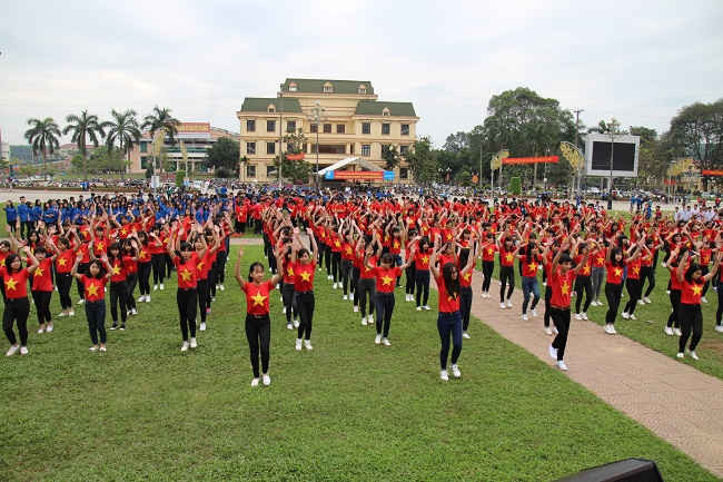 Màn đồng diễn thể dục của khối học sinh THPT trên địa bàn TP Yên Bái