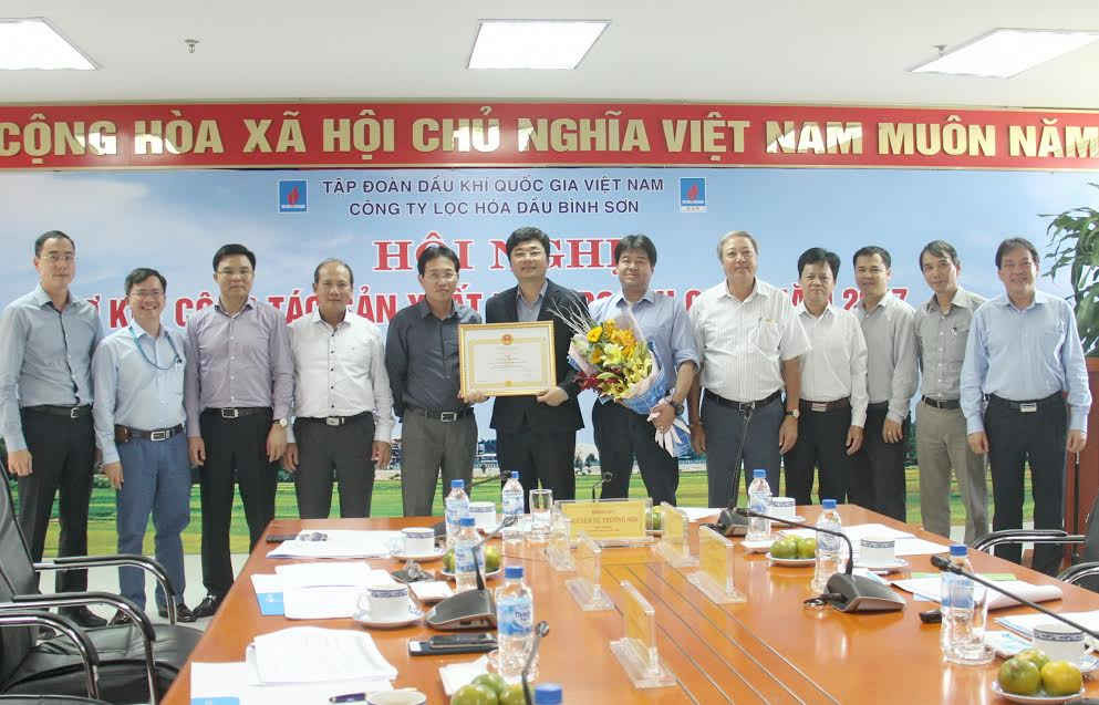 Tổng Giám đốc kiêm Chủ tịch PVN Nguyễn Vũ Trường Sơn trao tặng Bằng khen cho BSR với thành tích xuất sắc trong việc đạt 10 triệu giờ công an toàn