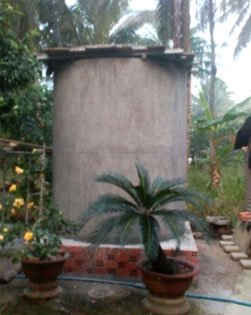 Bồn xi măng trữ nước ngọt sử dụng trong mùa kiệt cho hộ gia đình.