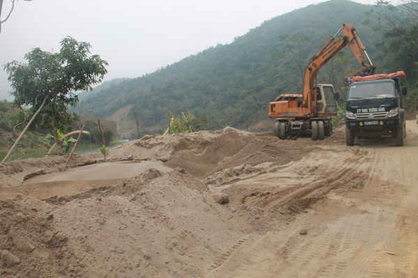 Bến tập kết cát đầu tiên của HTX Bình Lưu tại Bản Cánh, xã Tà Cạ