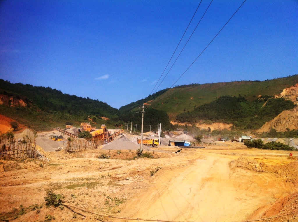 Hàng chục mỏ khai thác khoáng sản tập trung tại thôn Phước Thuận (xã Hòa Nhơn, huyện Hòa Vang, TP. Đà Nẵng) gây ô nhiễm môi trường nghiêm trọng 