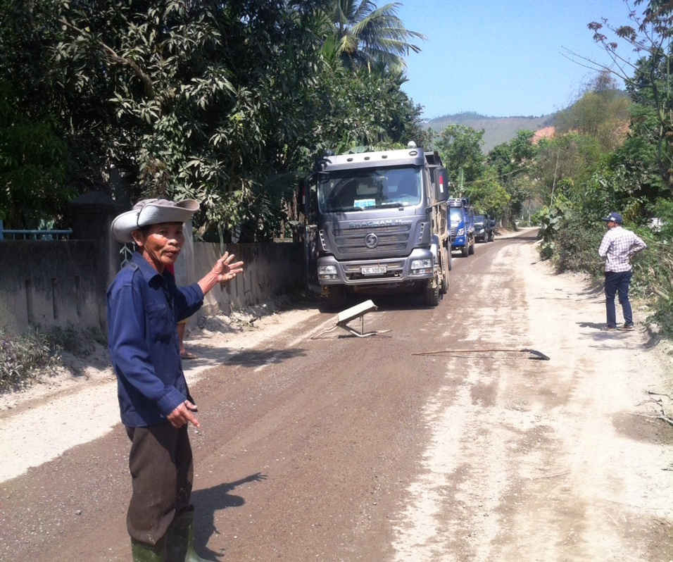 Người dân thôn Phước Thuận liên tục chặn xe trong hai ngày qua