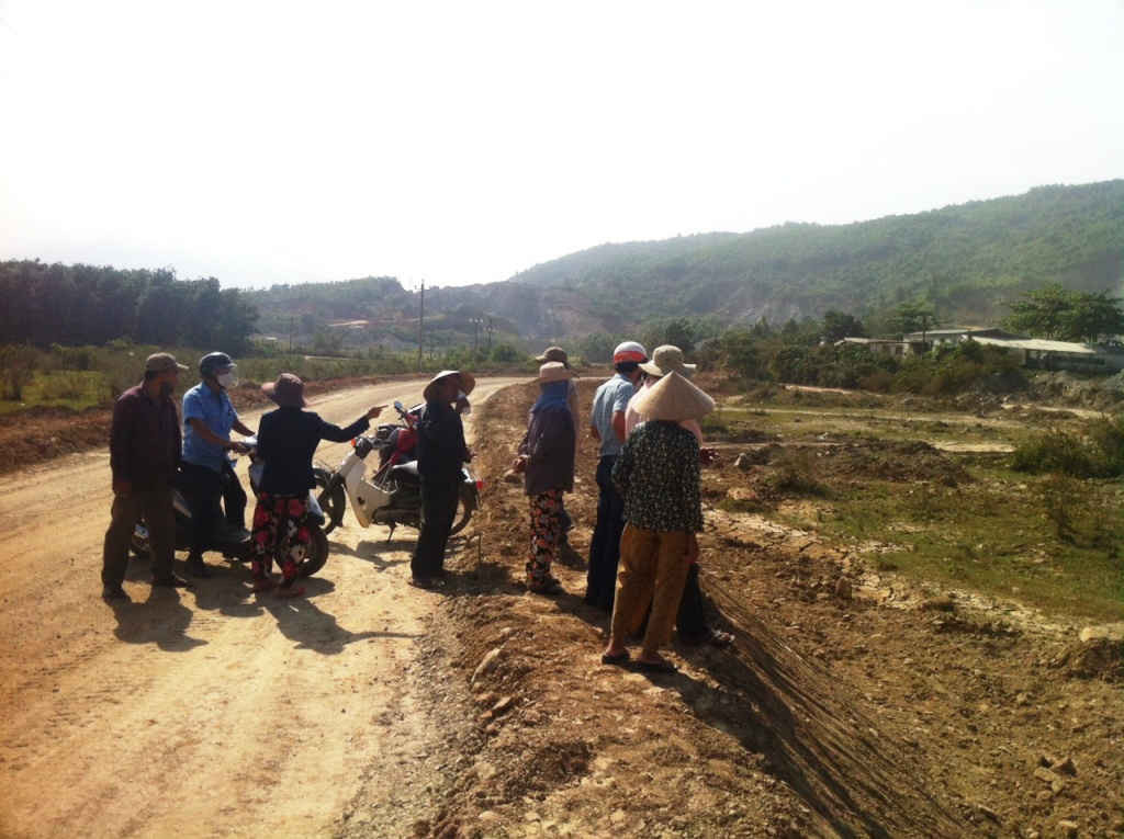 Không dừng lại ở đó, phía sau thôn Phước Thuận có gần 10 người dân chặn xe của doanh nghiệp tư nhân H.S