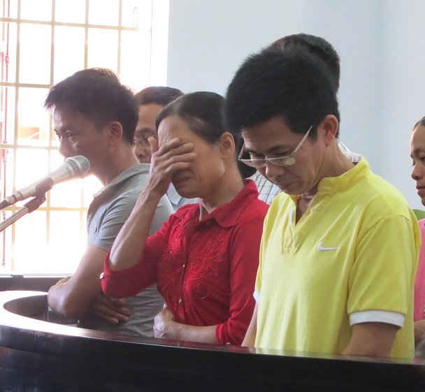 Bị cáo Trần Minh Lợi (áo vàng) bị tuyên phạt 4 năm 6 tháng tù giam về tội đưa hối lộ.