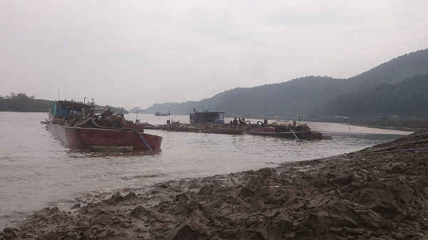 Nhiều tàu thuyền đang bơm cát lên bãi H7 xã Hoằng Yến
