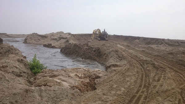 Bãi cát rộng mênh mông tại xã Hoằng Yến nhưng lãnh đạo BQL giao thông nói không có cát?