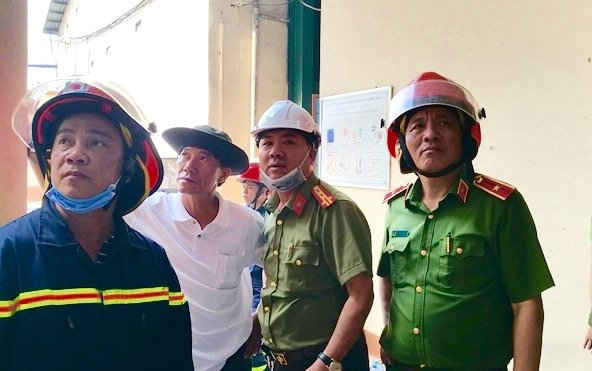 Thiếu tướng Đỗ Minh Dũng, Phó Cục trưởng Cục Cảnh sát PCCC (bên phải) và Đại tá Trần Ngọc Hạnh, Giám đốc Công an TP.Cần Thơ trực tiếp chỉ đạo công tác chữa cháy tại Công ty Kwong Lung - Meko.