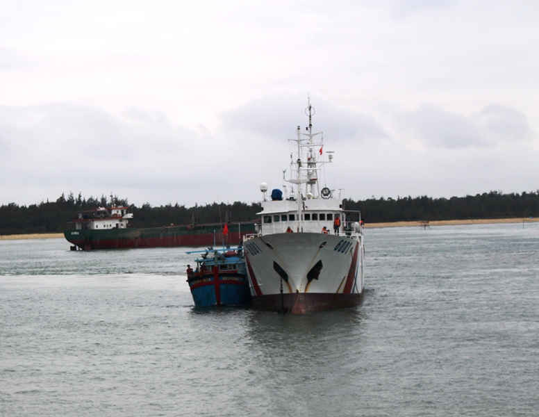 Tàu CSB 6001 lai dắt tàu cá KH 94888 TS vào cập cảng an toàn