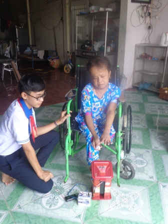 Thùng rác tự động mini rất hữu dụng với những người bị khuyết tật như cô của em Dương Ngọc Phú.