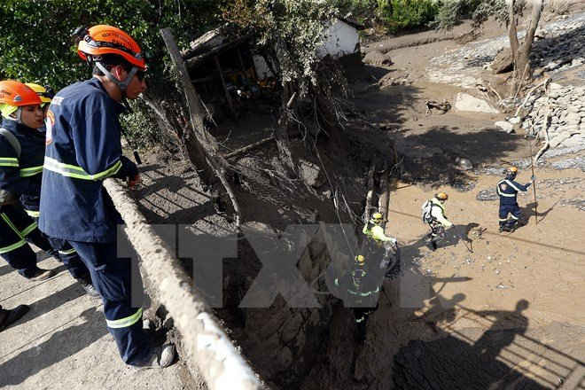 Nhân viên cứu hộ Chile tìm kiếm nạn nhân mất tích sau trận mưa lớn gây lở đất ở San Jose de Maipo, gần Santiago, ngày 26/2. (Nguồn: EPA/TTXVN)