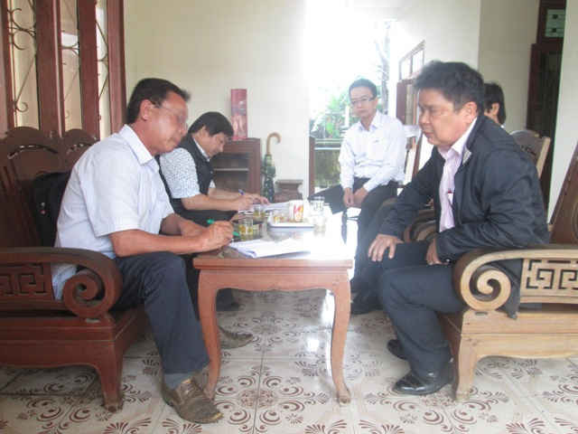 PV làm việc với ông Phạm Vinh, Chủ tịch UBND huyện Sơn Tịnh (hàng đầu từ phải qua)