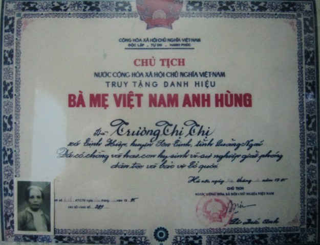 Chủ tịch nước truy tặng danh hiệu Mẹ Việt Nam Anh Hùng cho bà Trương Thị Thị đã có chồng và 2 con hy sinh vì sự nghiệp giải phóng dân tộc và bảo vệ Tổ quốc