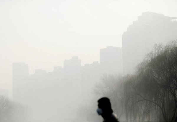 Một người đeo khẩu trang đi bộ trên đường trong một ngày sương mù ở Bắc Kinh, Trung Quốc vào ngày 4/1/2017. Ảnh: REUTERS / Stringer