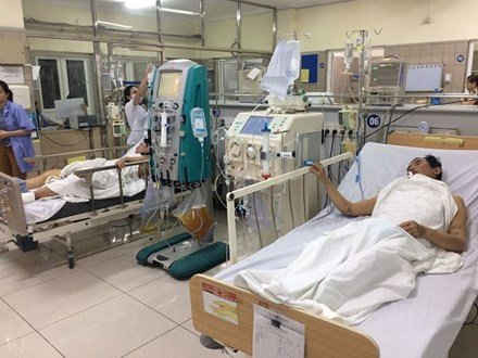 Nạn nhân ngộ độc nấm đang được cấp cứu ở Bệnh viện Bạch Mai. Ảnh MT