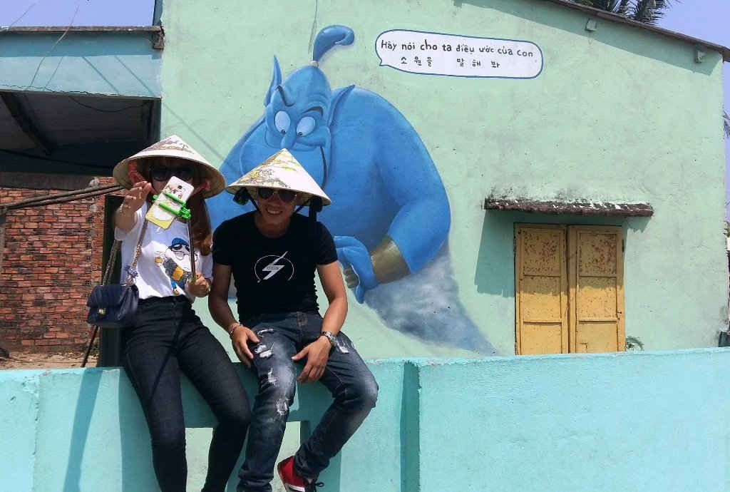 Làng bích họa Tam Thanh là một địa chỉ du lịch mới mà nhiều bạn trẻ không thể bỏ qua khi ghé thăm Quảng Nam. Ai cũng thích thú chụp hình cùng với những bức tranh tường ở đây