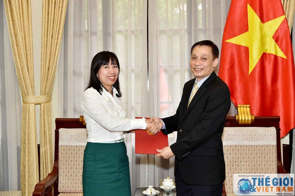 Thứ trưởng Bộ Ngoại giao Lê Hoài Trung trong một lần trao quyết định bổ nhiệm cho bà Lê Thị Thu Hằng - Ảnh: Thế giới và Việt Nam