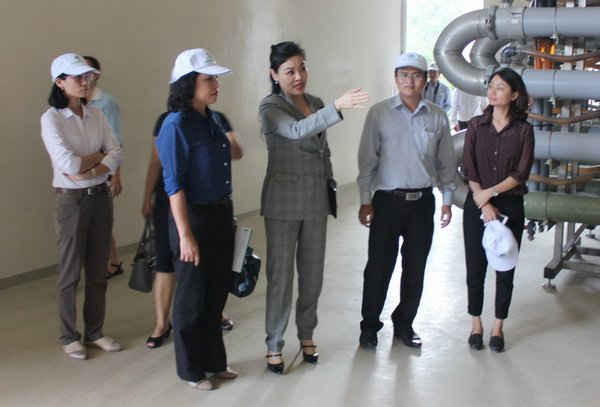 Bà Huỳnh Thị Lan Phương – Phó Tổng giám đốc VWS giới thiệu với đoàn HĐND TP.HCM về quy trình vận hành Khu liên hợp
