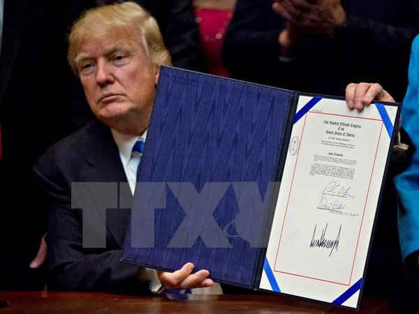 Tổng thống Mỹ Donald Trum ký sắc lệnh bãi bỏ các quy định về biến đổi khí hậu của chính quyền người tiền nhiệm Barack Obama. (Nguồn: EPA/TTXVN)
