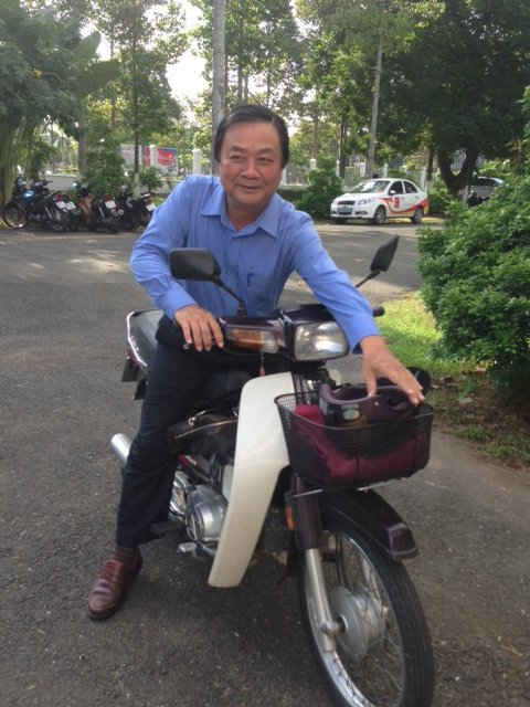 Ông Lê Minh Hoan được cho là người bình dị, gần gũi người dân bởi thường đi công tác cơ sở bằng xe gắn máy.