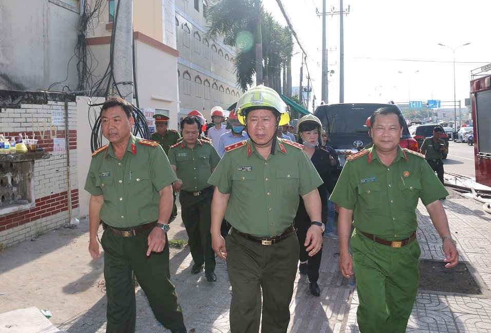 Thứ trưởng Bùi Văn Thành (giữa hang đầu) đến kiểm tra hiện trường vụ cháy Công ty Kwong Lung – Meko.