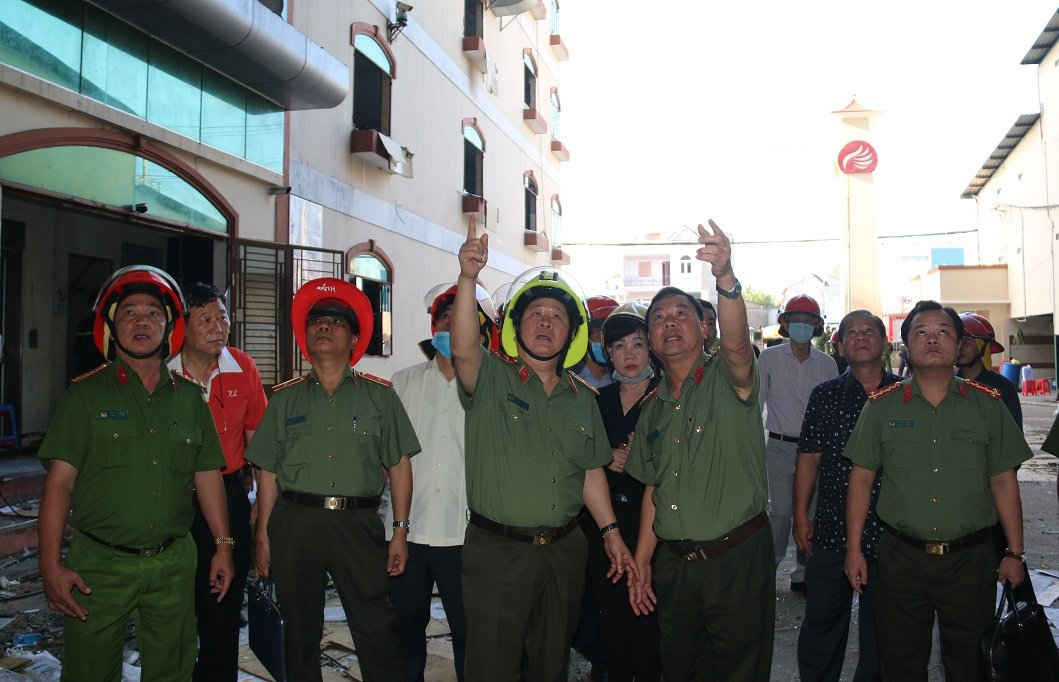  Đại tá Trần Ngọc Hạnh (thứ hai, hàng đầu, từ trái qua) báo cáo diễn biến vụ cháy tại hiện trường với Trung tướng Bùi Văn Thành.