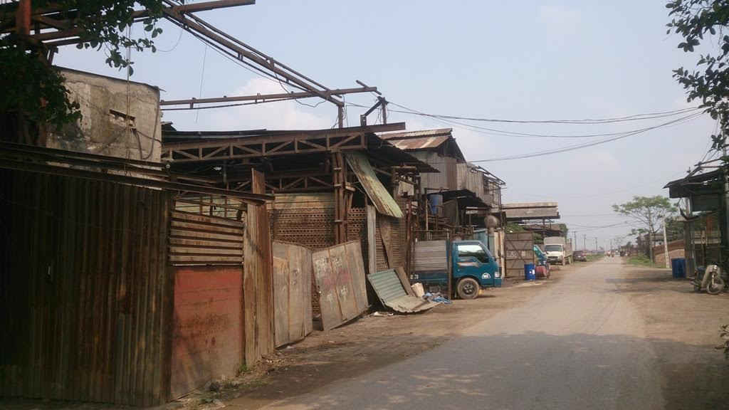 Các xưởng tái chế sắt thép phế liệu vẫn ngang nhiên tồn tại trên địa bàn xã Đông Xuân (ảnh chụp vào ngày 29/3/2017)