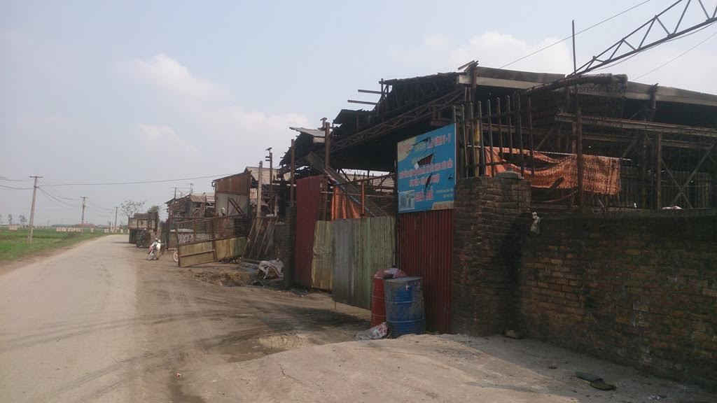 Các xưởng tái chế sắt thép phế liệu vẫn ngang nhiên tồn tại trên địa bàn xã Đông Xuân (ảnh chụp vào ngày 29/3/2017)