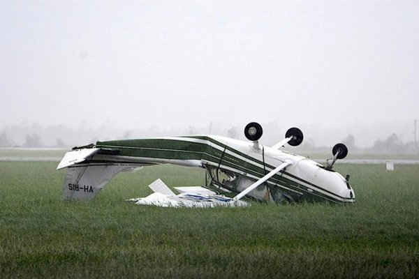 Một chiếc máy bay bị gió mạnh lật tung do bão Debbie tại sân bay ở thị trấn Bowen. Ảnh: AAP / Sarah Motherwell