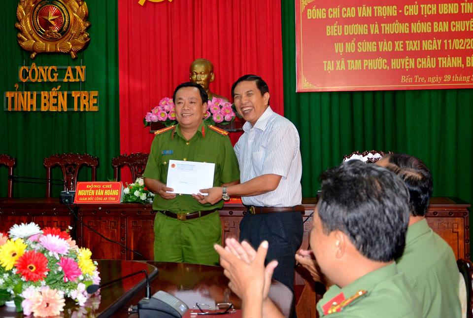Ông Cao Văn Trọng - Chủ tịch UBND tỉnh Bến Tre biểu dương và trao phần thưởng cho Ban chuyên án
