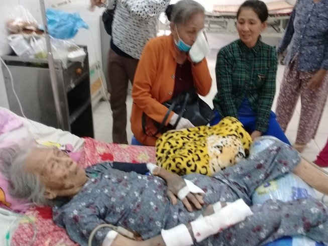 Cảm động khi nhìn bà cụ 96 tuổi bị hành hạ.