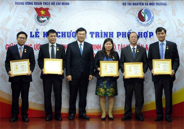 Bí thư thứ nhất T.Ư Đoàn Lê Quốc Phong đã trao tặng Kỷ niệm chương 