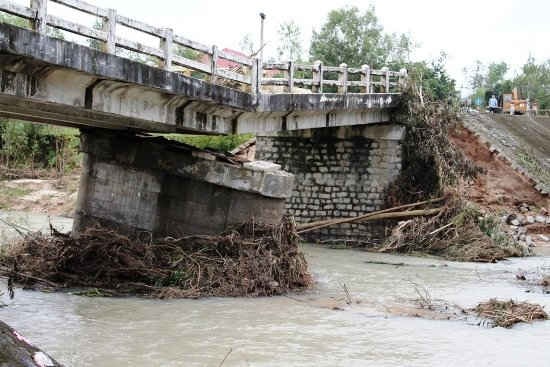 Cầu Trắng trên tỉnh lộ 639B gãy gần như muốn sập.