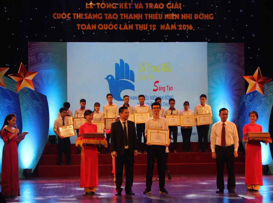 Thành Nhân trong Lễ trao giải Cuộc thi Sáng tạo Thanh thiếu niên, Nhi đồng toàn quốc lần thứ 12 (Ảnh: Đinh Văn Chung)