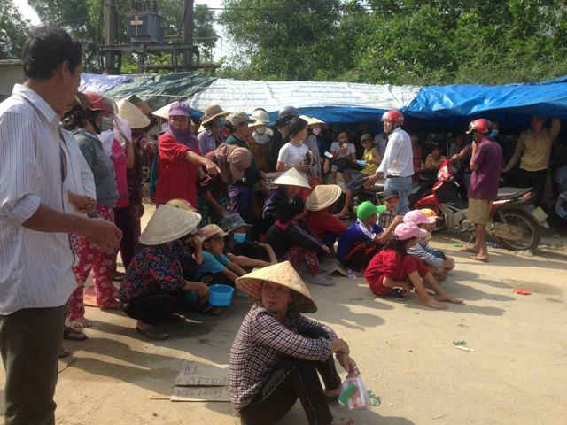 Rất đông người dân thôn Nam Phước phản đối việc chính quyền bảo vệ cho xe rác vào khu xử lý rác gây ô nhiễm chiều 30/3
