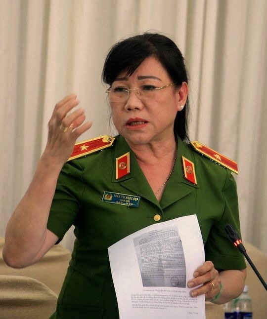  Thiếu tướng Trần Thị Ngọc Đẹp giải trình với báo chí tại cuộc họp báo chiều ngày 30/3.