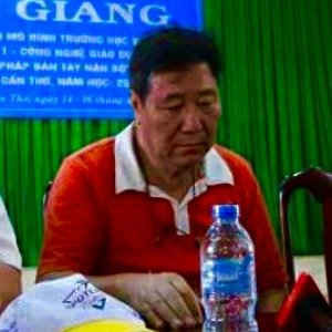 Báo chí ghi lại hình ảnh của ông Chen Lai Shih Kuan, Tổng Giám đốc Công ty Kwong Lung – Meko ngồi thất thần sau khi đám cháy xảy ra.
