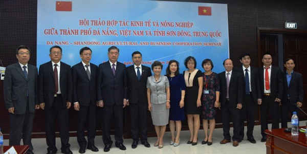 Lãnh đạo và đại biểu doanh nghiệp thành phố Đà Nẵng và tỉnh Sơn Đông chụp hình lưu niệm