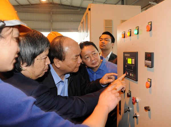 Thủ tướng Nguyễn Xuân Phúc và Bộ trưởng Bộ TN&MT Trần Hồng Hà thăm và làm việc tại Nhà máy điện rác, KCN Đồng Văn I, huyện Duy Tiên, tỉnh Hà Nam