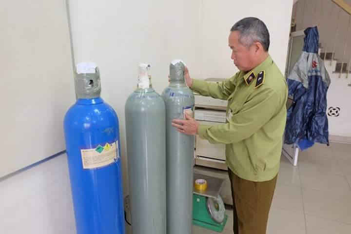 Hà Nội: Tạm giữ 3 bình khí cười đang bơm bán cho khách gần bờ hồ Hoàn Kiếm