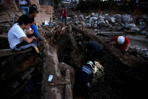Lực lượng cứu hộ tìm kiếm thi thể các nạn nhân trong một khu vực  bị phá hủy sau trận mưa lớn khiến một số dòng sông tràn bờ, trầm tích và đá bị cuốn trôi vào các tòa nhà và các con đường tại Mocoa, Colombia vào ngày 1/4/2017. Ảnh: REUTERS / Jaime Saldarriaga