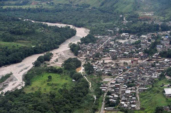 Hình ảnh trên không cho thấy một khu vực bị ngập lụt sau trận mưa lớn khiến một số dòng sông tràn bờ, trầm tích và đá bị cuốn trôi vào các tòa nhà và các con đường tại Mocoa, Colombia vào ngày 1/4/2017. Ảnh: Cesar Carrion