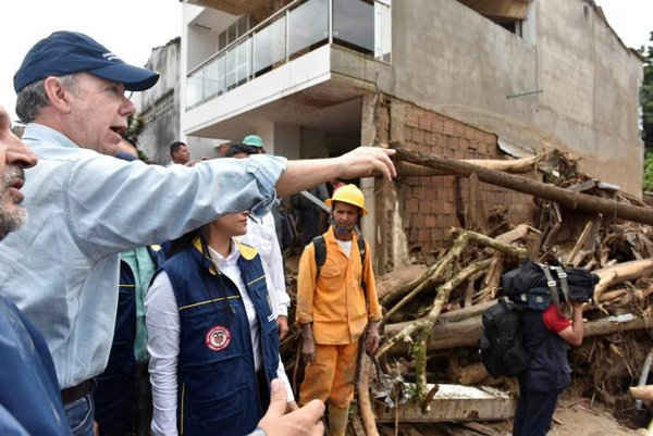 Tổng thống Colombia Juan Manuel Santos thăm khu vực bị ngập lụt sau sau trận mưa lớn khiến một số dòng sông tràn bờ, trầm tích và đá bị cuốn trôi vào các tòa nhà và các con đường tại Mocoa, Colombia vào ngày 1/4/2017. Ảnh: Cesar Carrion