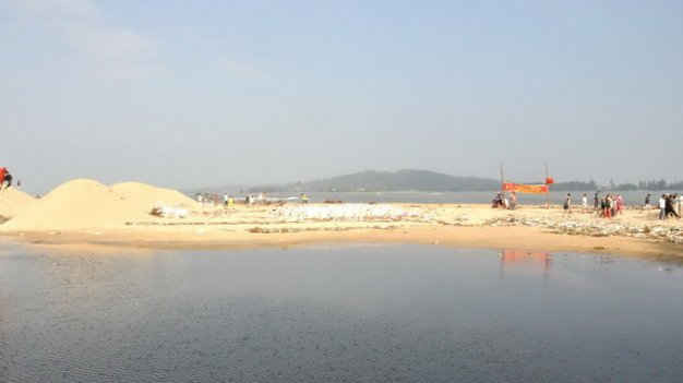 Sông Phú Thọ tại xã Nghĩa An (Quảng Ngãi) cách Cửa Đại không xa, cần cân nhắc vị trí mỏ để tránh bị sạt lở Cửa Đại về sau