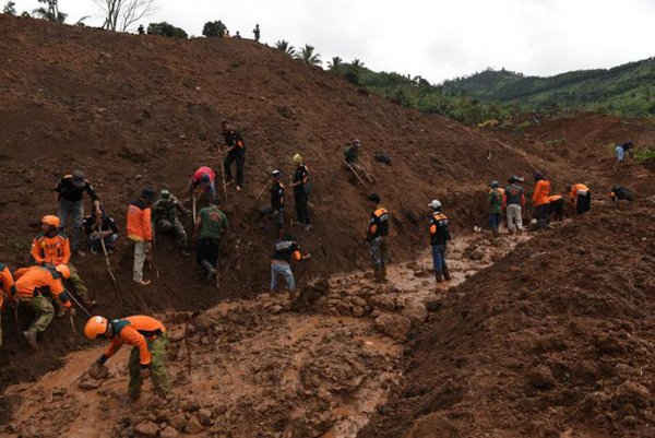 Lực lượng cứu hộ tìm kiếm những người bị chôn vùi sau trận lở đất do mưa lớn gây ra tại làng Banaran thuộc Ponorogo, miền Đông Java, Indonesia vào ngày 2/4/2017. Ảnh: Antara Foto / Zabur Karuru / REUTERS