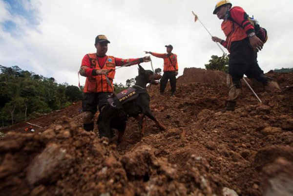 Lực lượng cứu hộ tìm kiếm những người bị chôn vùi sau trận lở đất do mưa lớn gây ra tại làng Banaran thuộc Ponorogo, miền Đông Java, Indonesia vào ngày 2/4/2017. Ảnh: REUTERS / Sigit Pamungkas