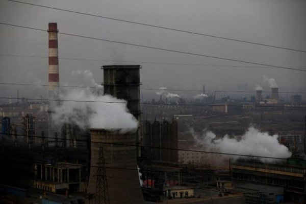 Những tháp làm mát phát ra hơi nước và các ống khói trong khu công nghiệp ở Wu'an, tỉnh Hà Bắc, Trung Quốc vào ngày 20/2/2017. Ảnh: REUTERS / Thomas Peter